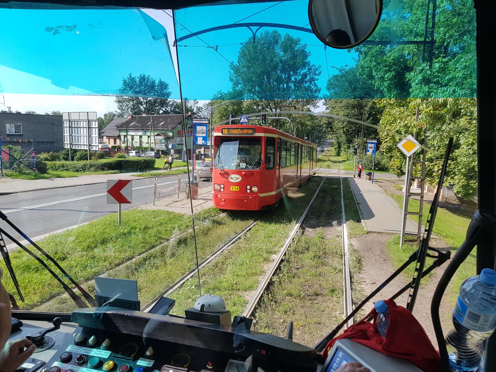 Rote Bahn in grüner Umgebung
