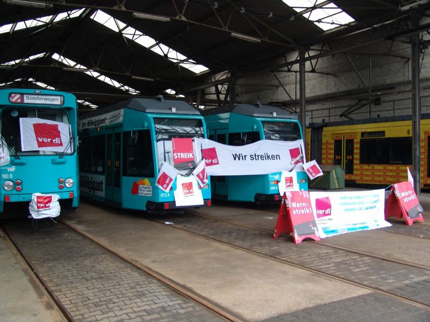 Bahnen mit Warnstreikplakaten