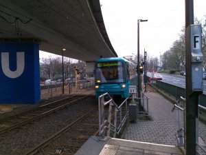 Einfahrende U-Bahn-Haltestelle Heddernheim