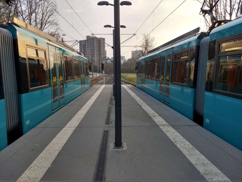 Zwei Bahnen warten am Bahnsteig
