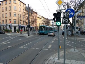 Der U5-Triebwagen darf auf der Eckenheimer Landstraße Straßenbahn spielen