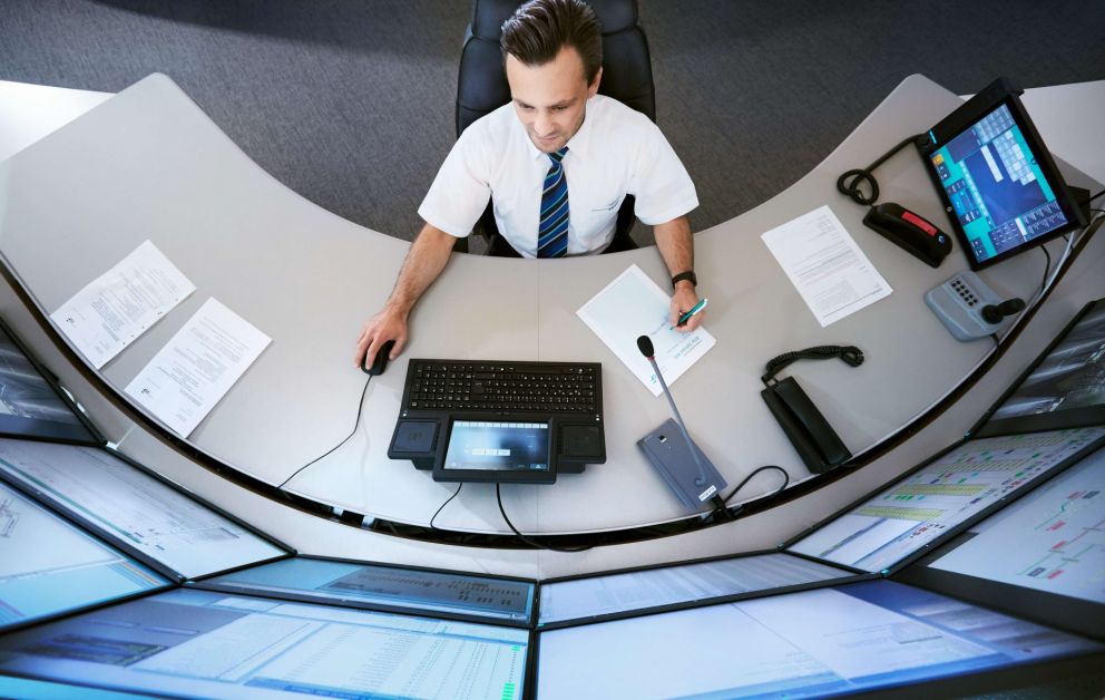 Aufsicht Arbeitsplatz Leitstelle