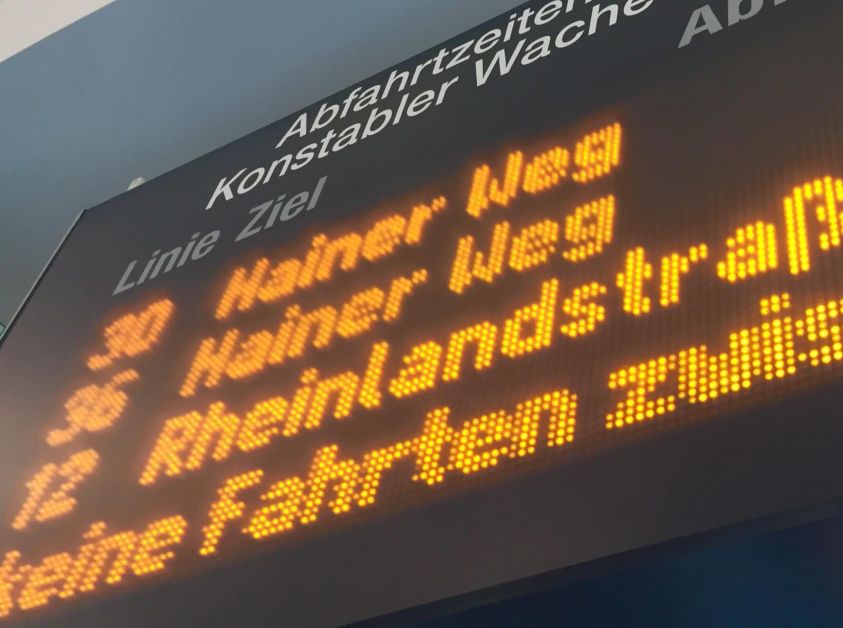 Großaufnahme Fahrgast-Info Tafel
