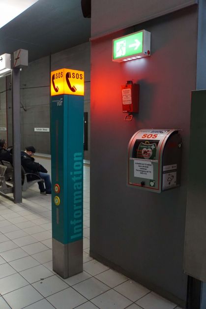 Station "Festhalle / Messe": SOS-Notruf auf dem Bahnsteig.