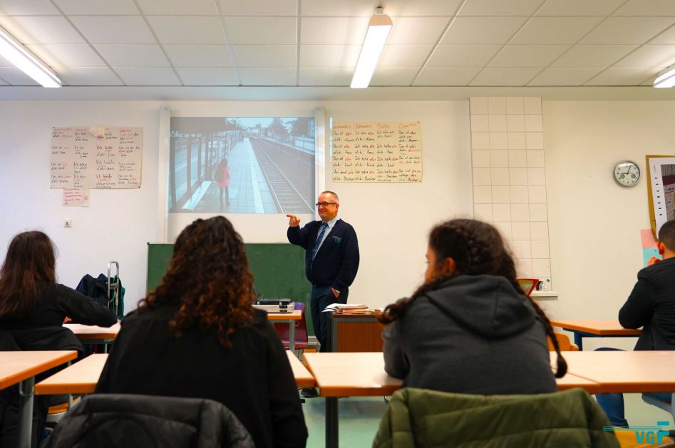 Klaus Peter Düwel von der VGF informiert die Klasse über Sicherheit im Umgang mit Bahnen