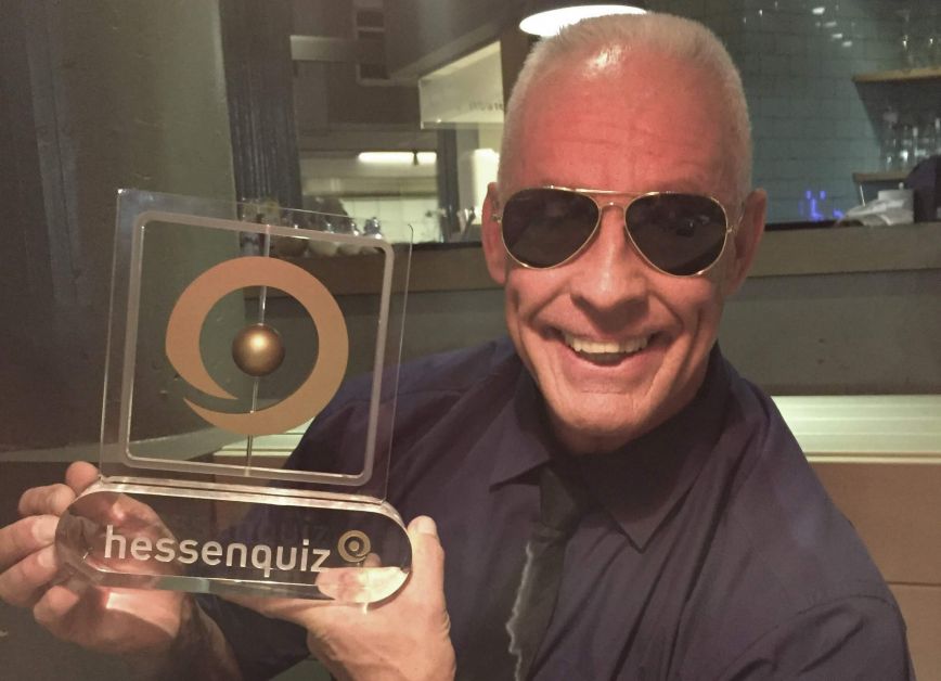 Bahn-Babo mit Hessenquiz-Gewinner-Trophäe