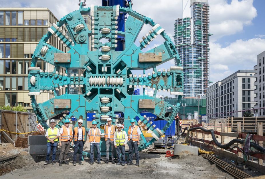 VGF Mitarbetier vor dem 72-Tonnen-Schneidrad