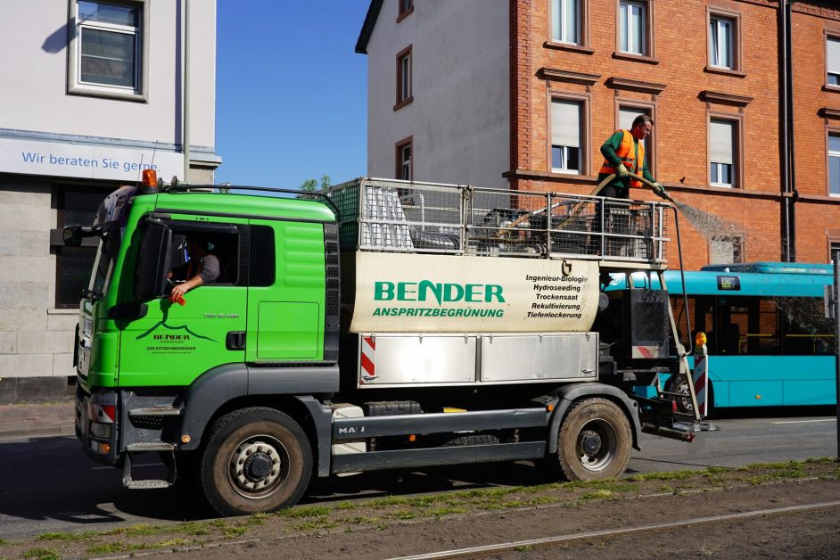 Vom "Hydroseeder" aus wird das Pflanzengemisch ins Gleisbett gespritzt.