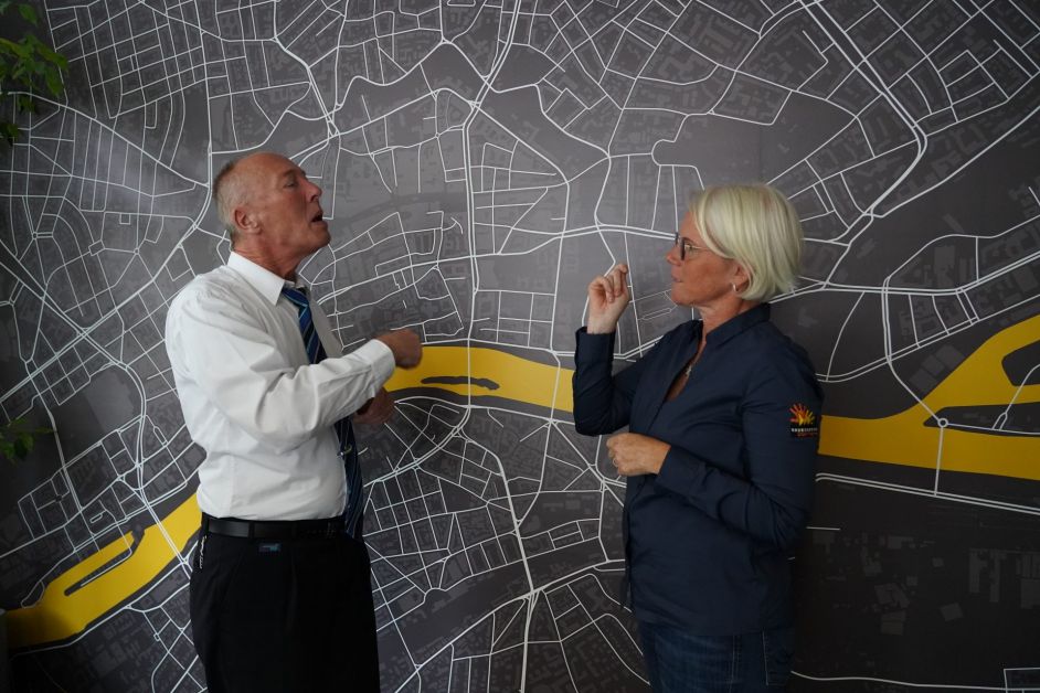 VGF-Servicemitarbeiter Rolf Herzberger im Gespräch mit Trainerin Tanya Del Boccio