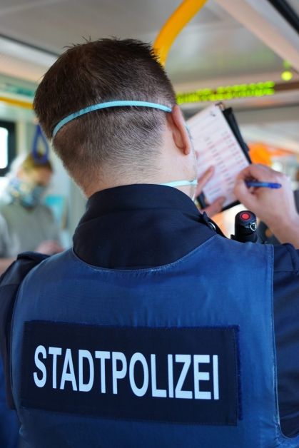Stadtpolizist schreibt Notizen in der Straßenbahn auf