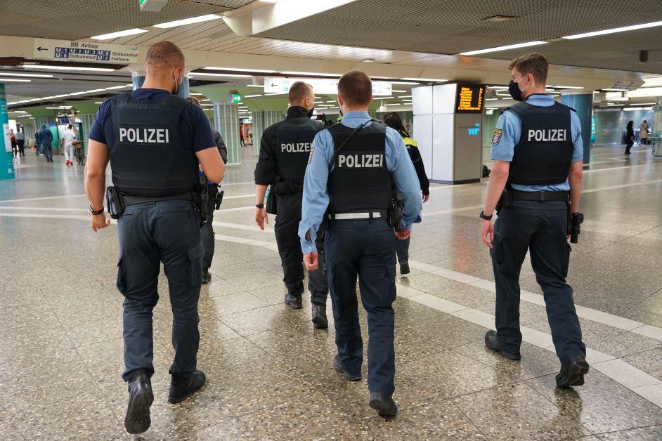 Polizei mit Masken laufen durch die B-Ebene