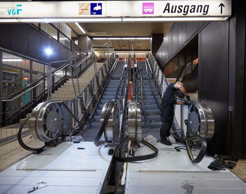 Bauarbeiter bei den Bauarbeiten an der Rolltreppe